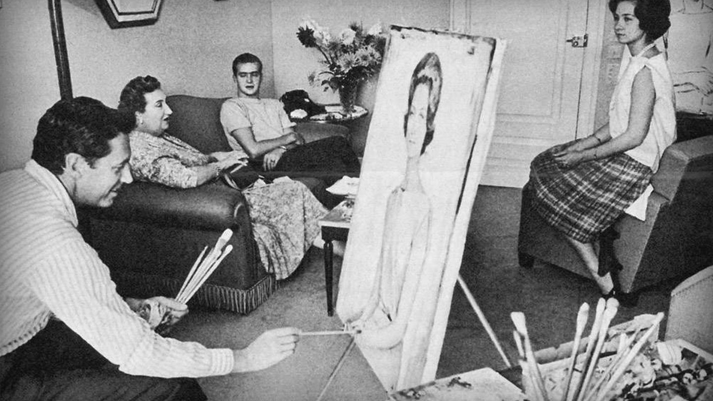 El pintor Vidal-Quadras, mientras retrata a la entonces princesa Sofía. (Fundación Alejo Vidal-Quadras)