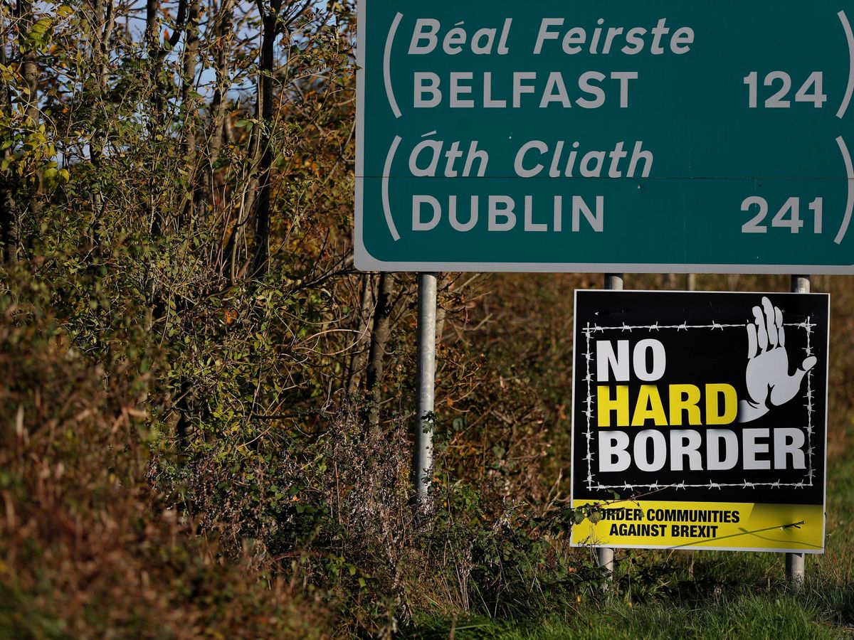 Foto: Una pancarta en el que se lee "No a la frontera dura" bajo un cartel de carretera en Irlanda del Norte. (Reuters) 