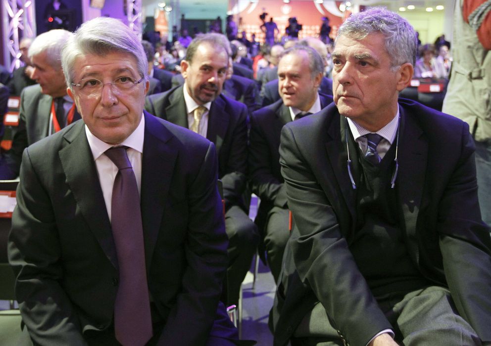 Foto: El presidente de la RFEF, Ángel María Villar (drcha), junto al del Atlético de Madrid, Enrique Cerezo. (EFE)