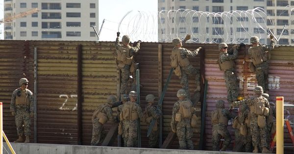 Foto: Soldados instalan un cercado de alambre en San Diego, California. (EFE)