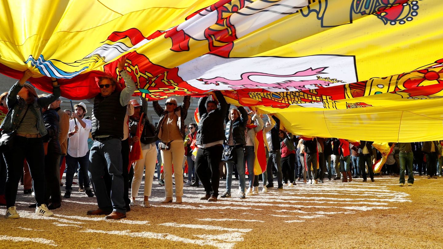 La formación de Santiago Abascal ha desplegado una bandera gigante en Colón. (EFE)