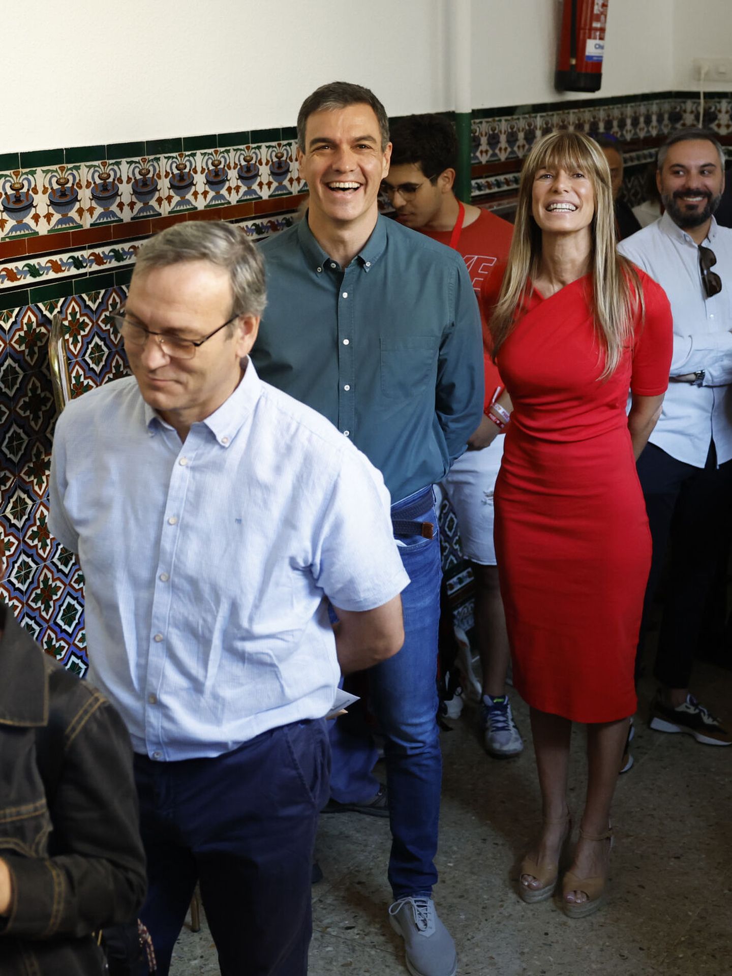 Pedro Sánchez y su mujer, Begoña Gómez, aguardan su turno para ejercer su derecho al voto en un colegio electoral de Madrid. (EFE Ballesteros)