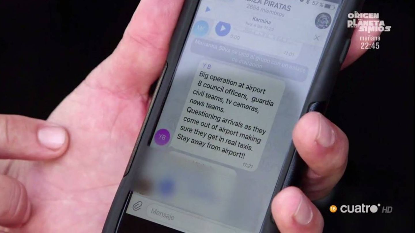 Un infiltrado entre los taxistas piratas muestra las conversaciones de los ilegales en su teléfono en 'En el punto de mira'. (Mediaset España)