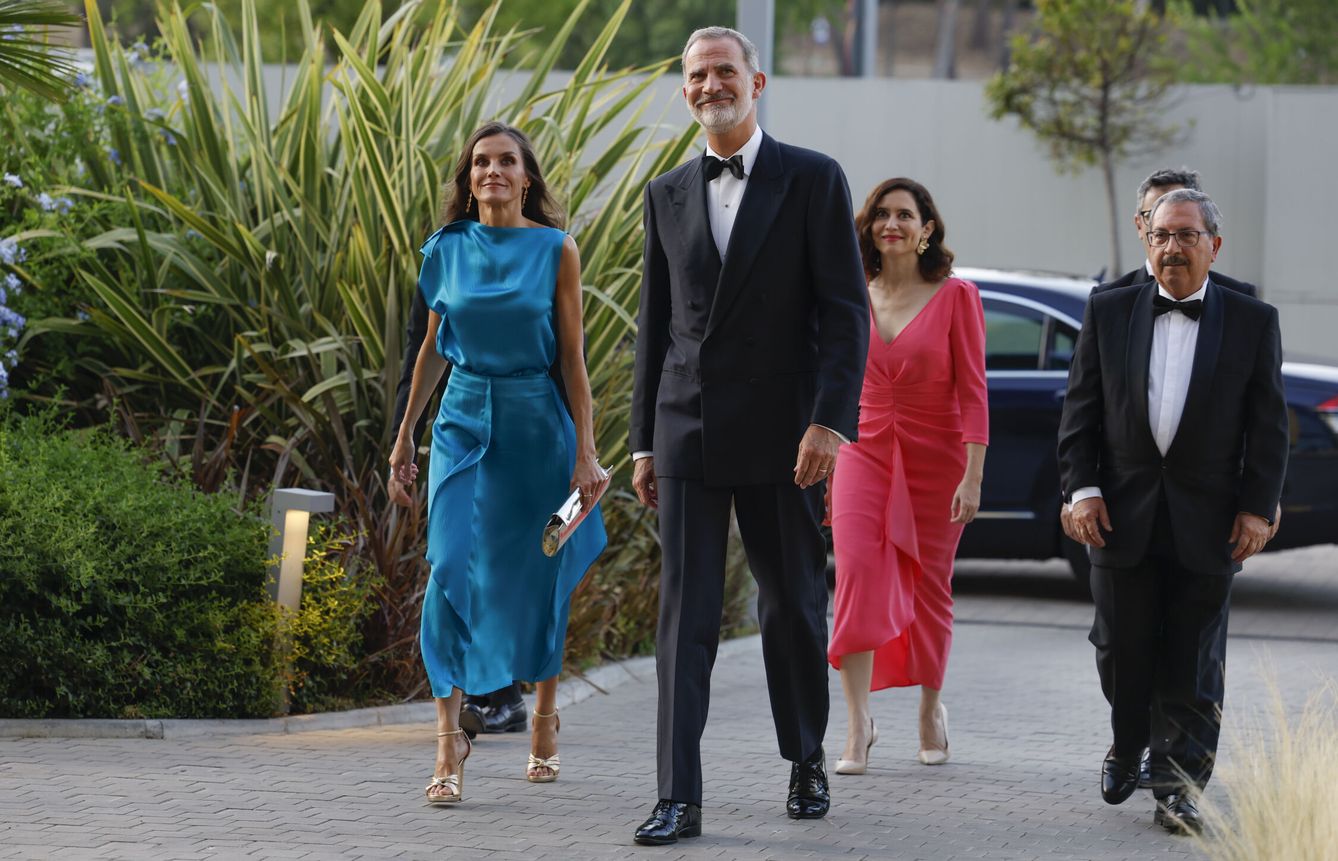 El rey Felipe VI y la reina Letizia, a su llegada a la entrega de los Premios ABC de Periodismo. (EFE/Juanjo Martín) 