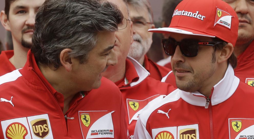 Fernando Alonso y Marco Mattiacci, antes de comenzar el gran premio. (AP)