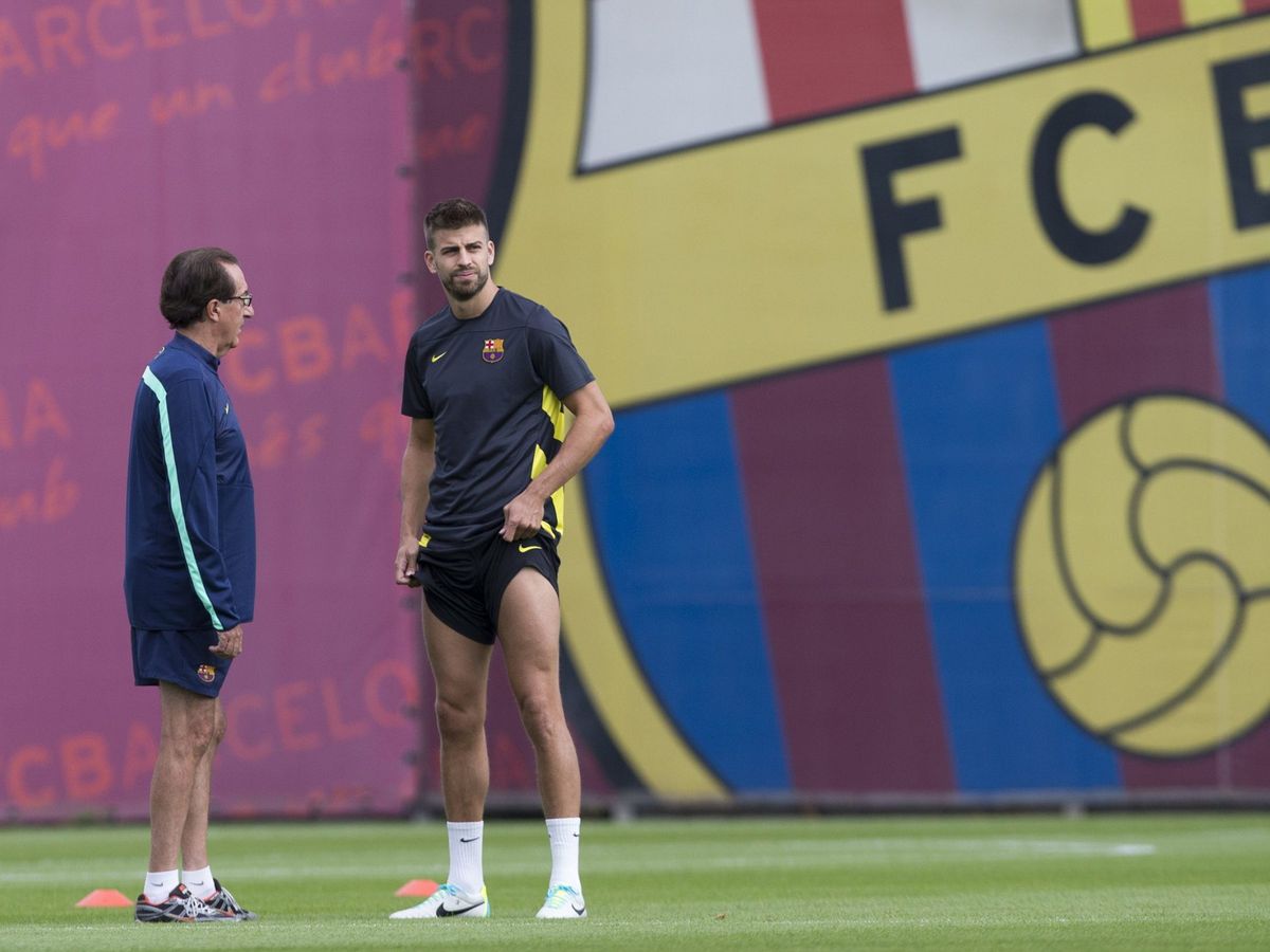 Foto: Paco Seirulo, junto a Piqué, durante su etapa de preparador físico del Barça. (EFE)