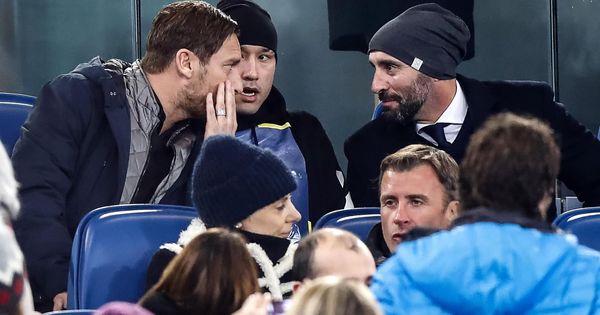 Foto: Totti habla con Monchi en el palco del Olímpico de Roma durante el partido contra el Atalanta. (EFE)
