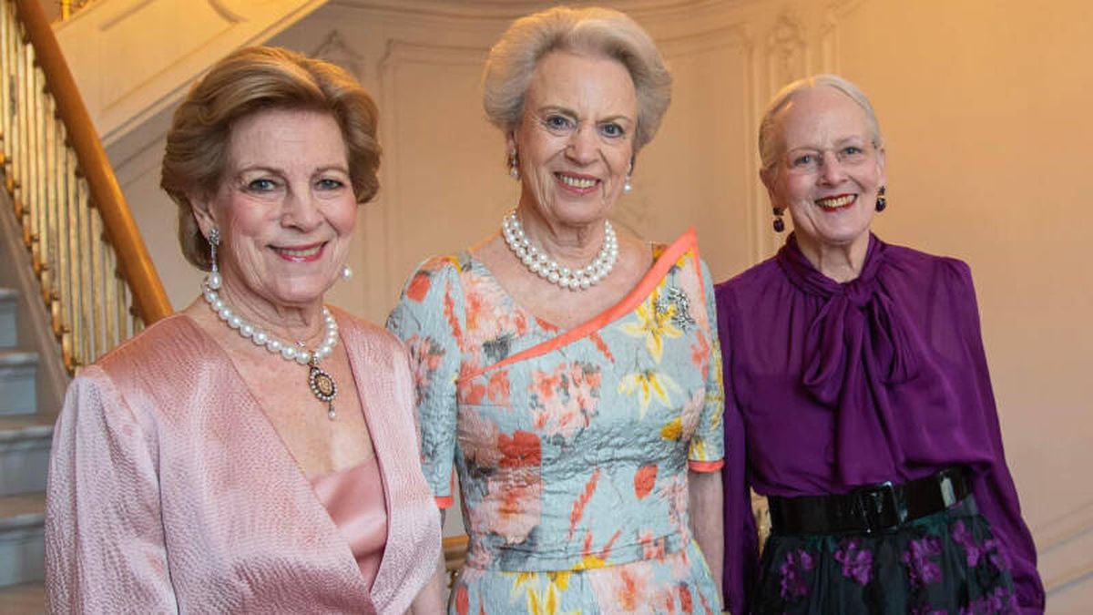 Amatistas, perlas y muchas flores: los looks de Ana María de Grecia y Margarita de Dinamarca para la fiesta del 80 cumpleaños de su hermana, la princesa Benedicta