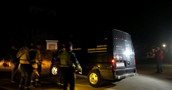 Foto: El furgón con el cuerpo sin vida de Julen abandona Totalán, en Málaga (Reuters)