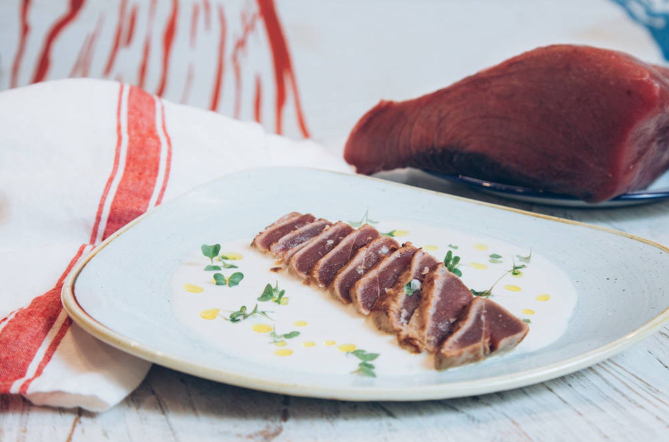 Tarantelo de atún rojo sobre ajoblanco y yuzu