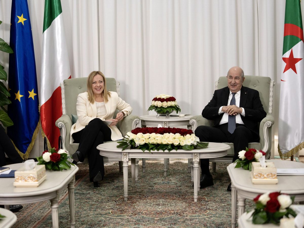 Foto: La primera ministra italiana, Giorgia Meloni, y el presidente de Argelia, Abdelmadjid Tebboune. (EFE/Filipo Attili)