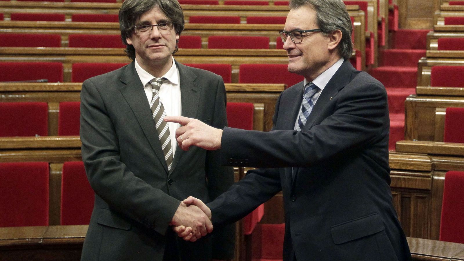 Foto: El expresidente Artur Mas y el nuevo presidente de la Generalitat, Carles Puigdemont, este domingo al término del debate de investidura. (Efe) 