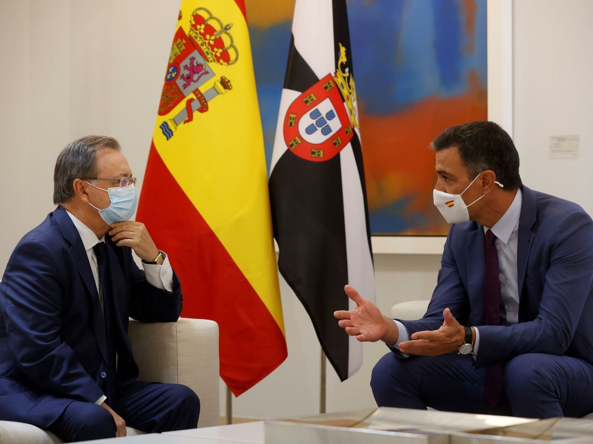 Foto: El presidente de Ceuta, Juan Jesús Vivas (i), y el presidente del Gobierno, Pedro Sánchez (d). (EFE/Juan Carlos Hidalgo)