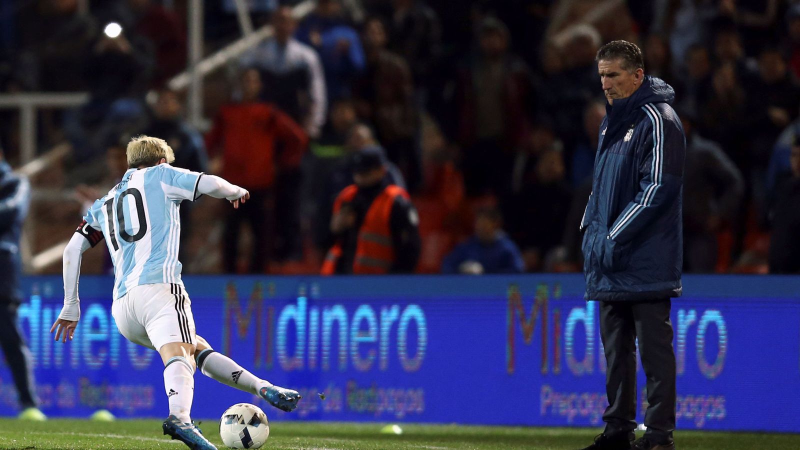 Foto: Bauza y Messi durante el partido que enfrentó a Argentina con Uruguay. (Marcos Brindicci/Reuters)
