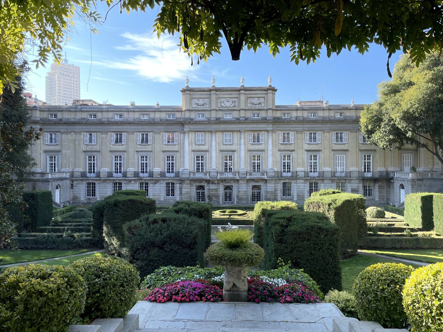 La fachada del Palacio, con los jardines en primer término. (Cortesía)