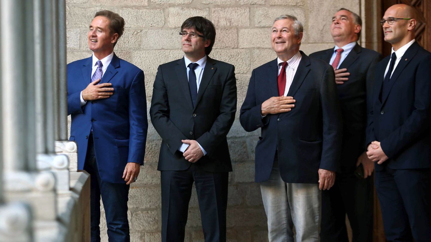 Puigdemont, con los congresistas estadounidenses Dana Rohrabacher (3d) y Brian Higgins (i). (EFE)
