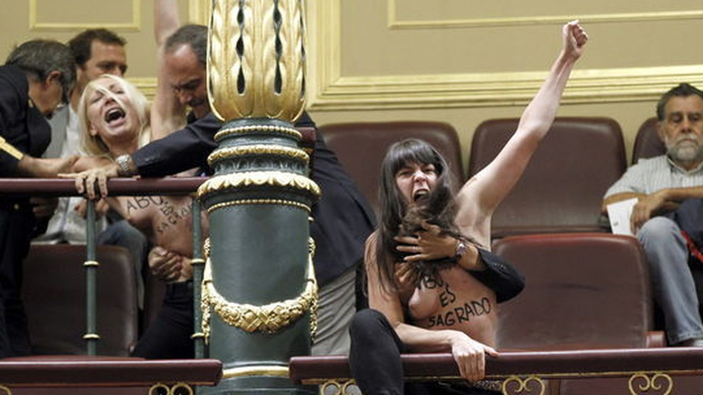 Activistas de Femen irrumpen en el Parlamento con el torso desnudo. (Efe)