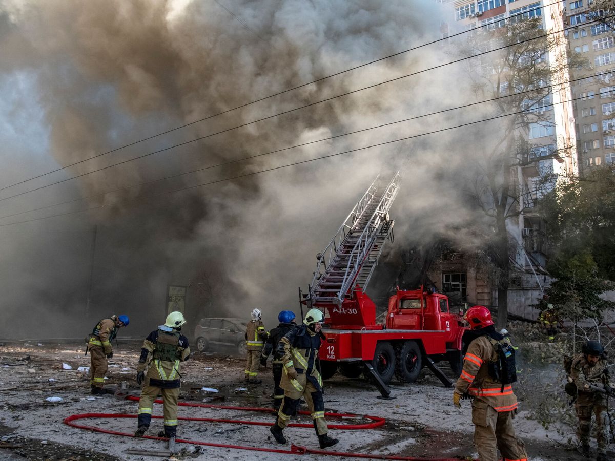 Foto: Los equipos de rescate evacúan a los supervivientes de un edificio en Kiev después de los ataques de este lunes. (Reuters/Vladyslav Musiienko)