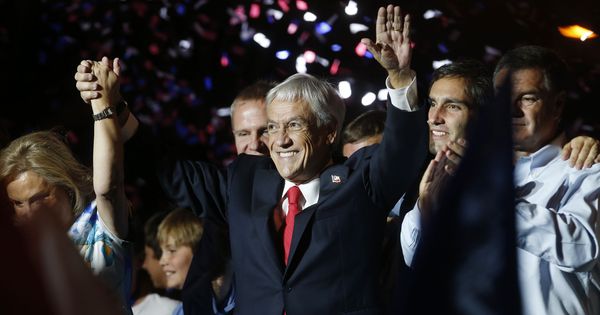 Foto: El presidente electo de la coalición Chile Vamos, Sebastián Piñera (c), saluda a un grupo de simpatizantes tras ganar en los comicios. (EFE)