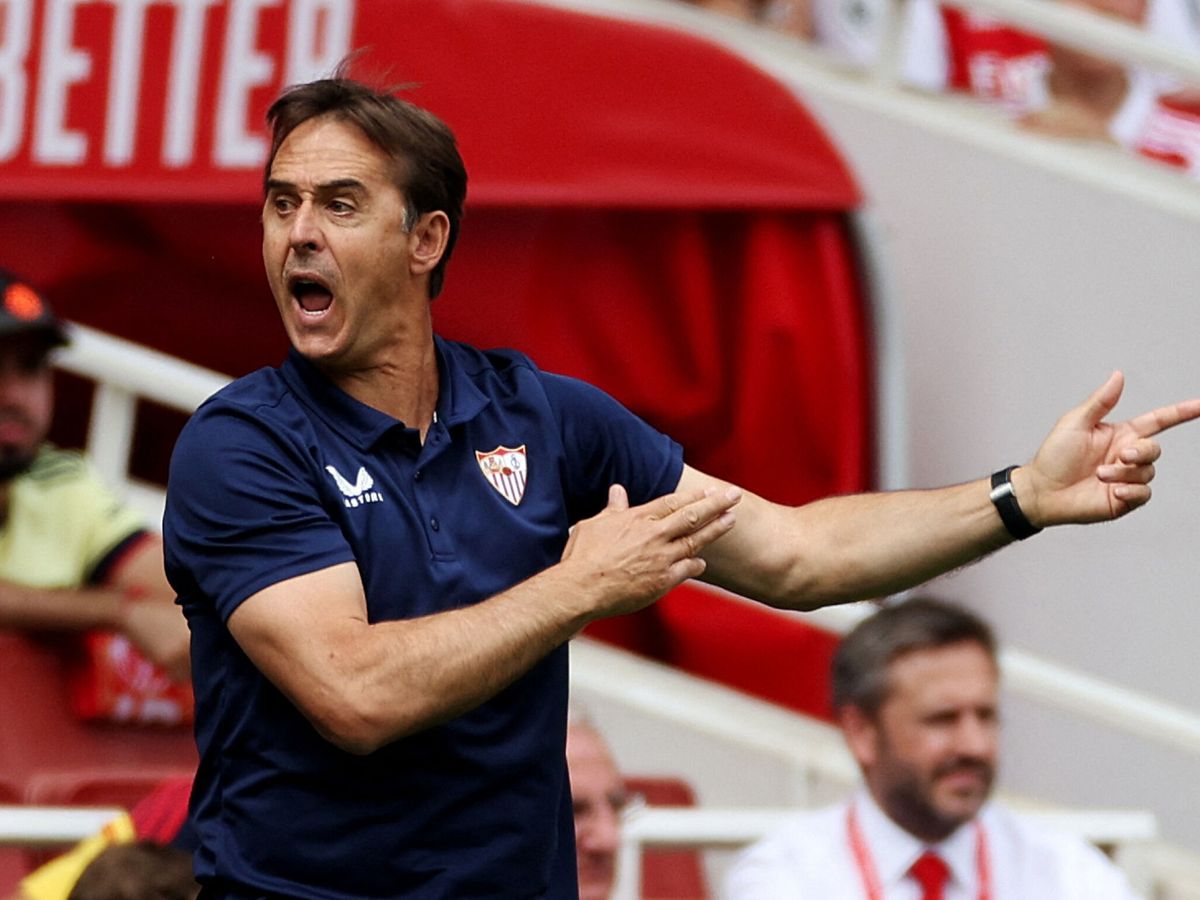 Foto: Lopetegui da instrucciones durante un partido del Sevilla. (Reuters/Paul Childs)
