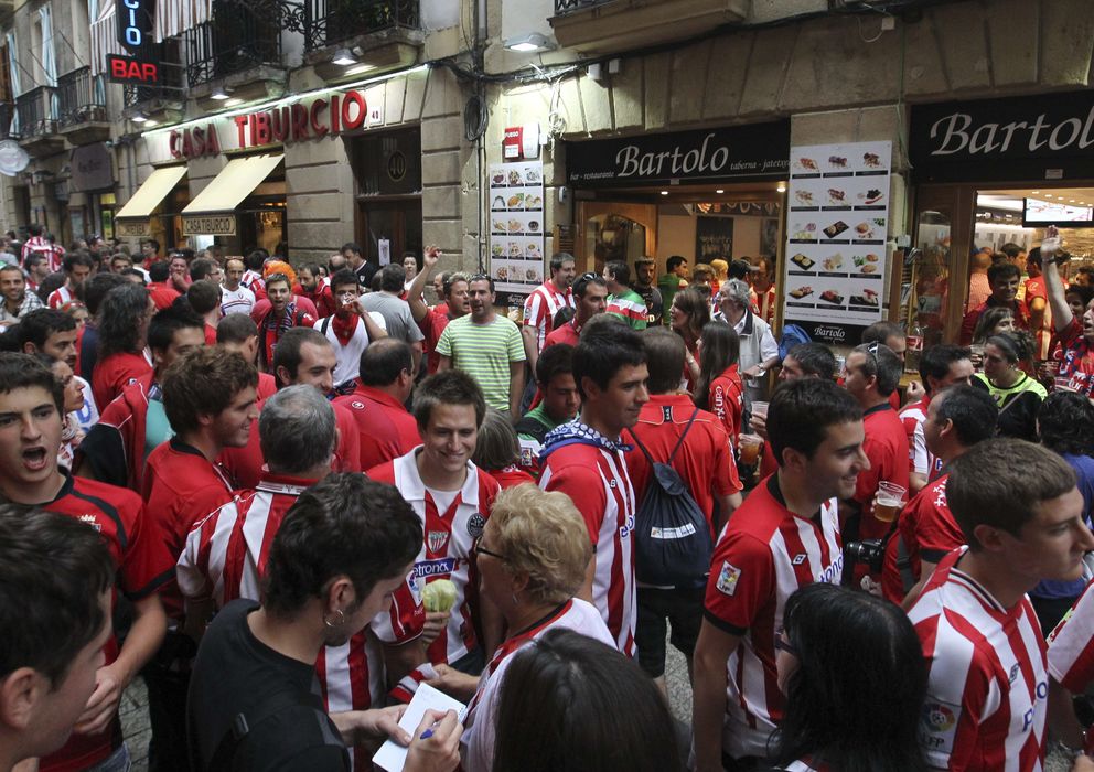 Foto: Aficionados del Athletic pasean por San Sebastián en las horas previas al partido (Efe).