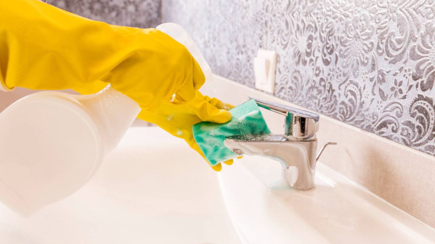 Es importante desinfectar las juntas para eliminar cualquier resto de moho o bacterias.(Freepik)