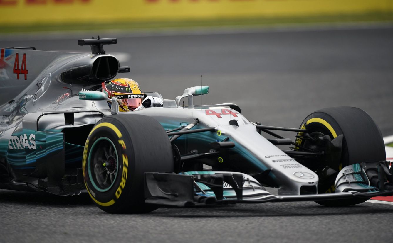 Lewis Hamilton, al límite en su vuelta lanzada de clasificación. (EFE)