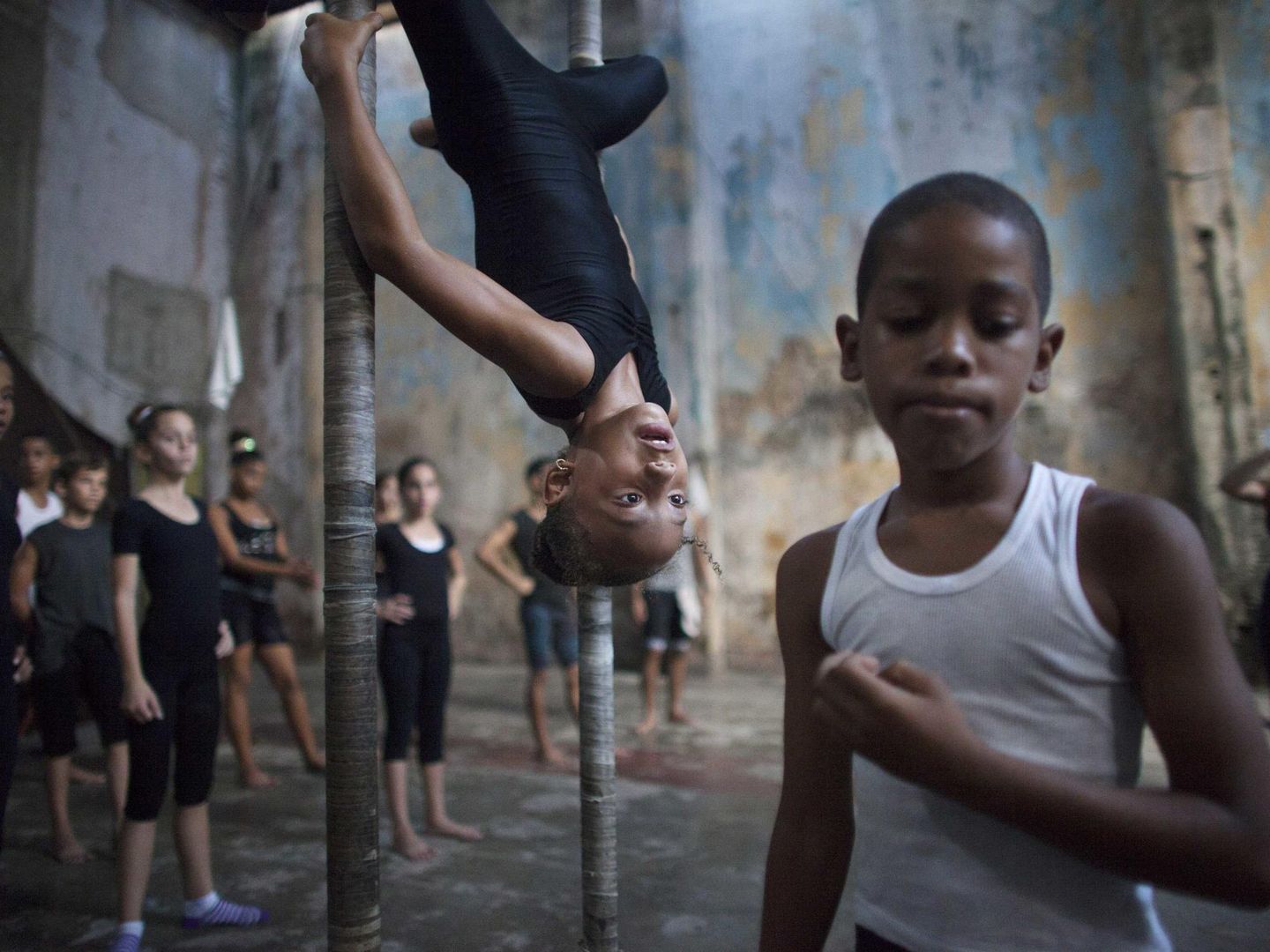 Jóvenes cubanos en una escuela circense de La Habana (Reuters).