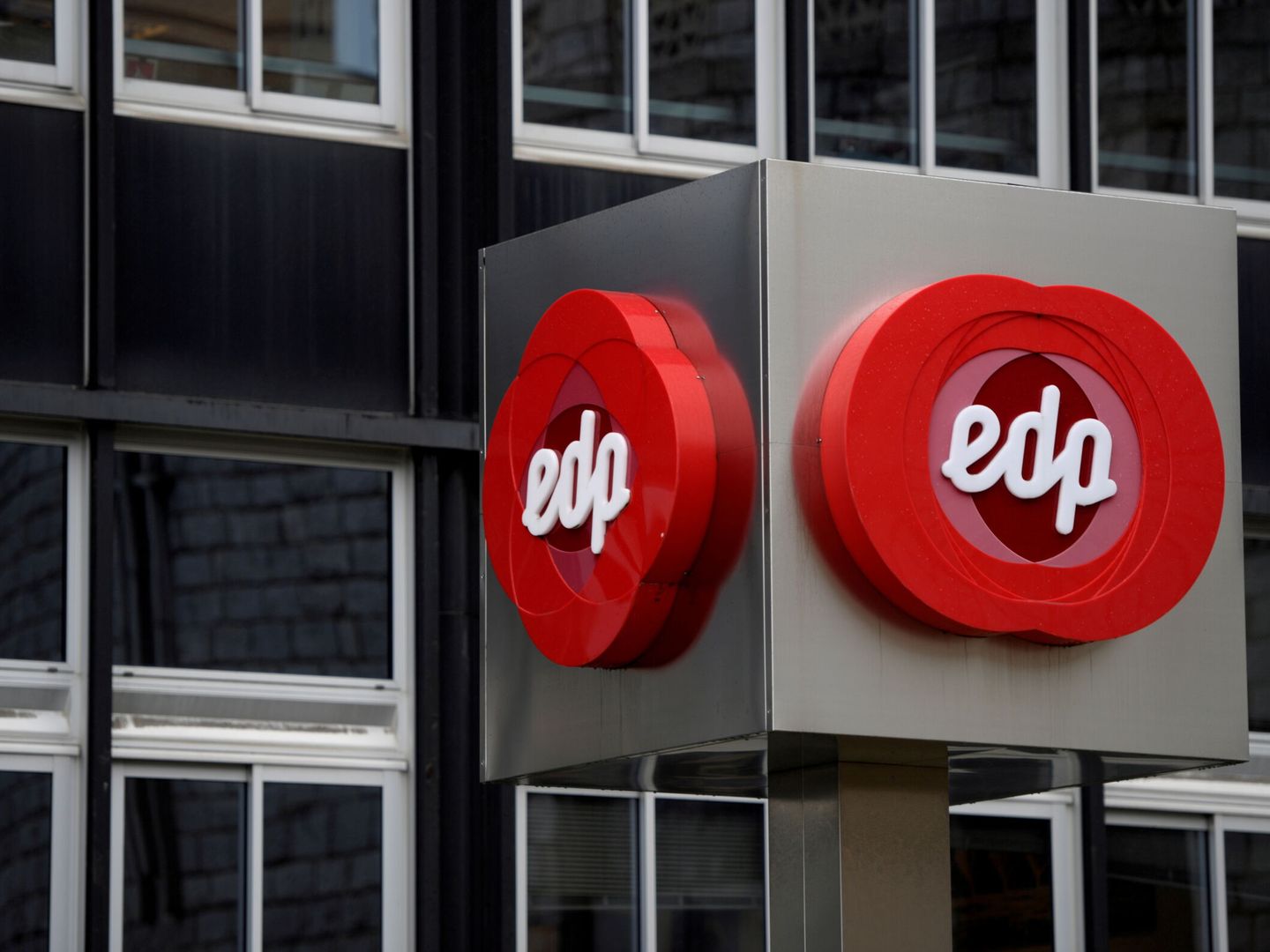 Logo de EDP en su sede de Oviedo. (Reuters)