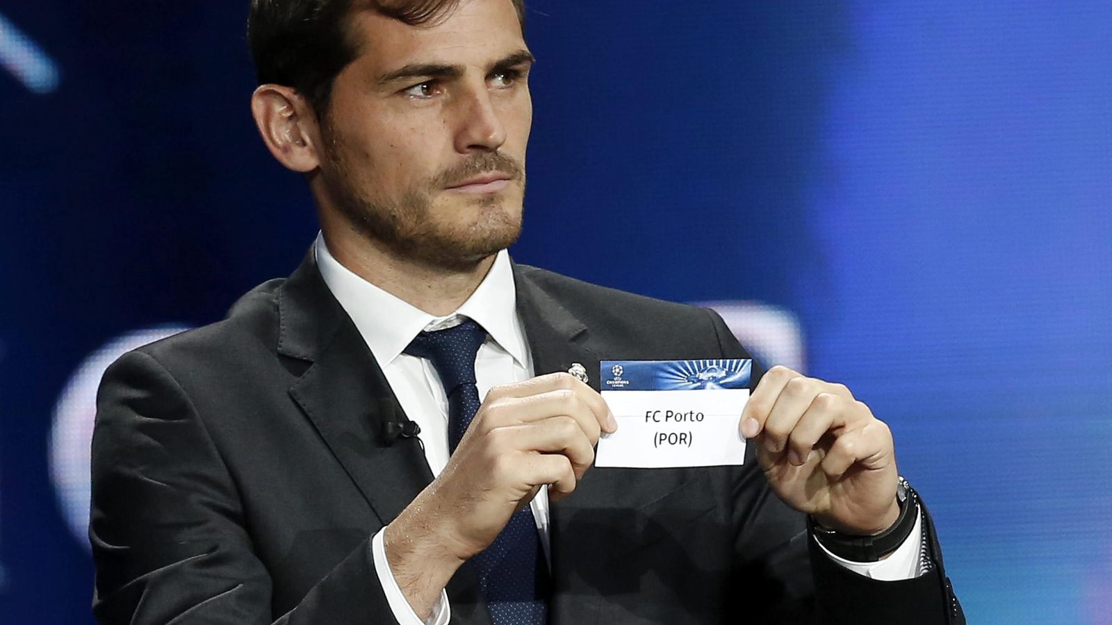 Foto: Iker Casillas, con un cartel con el nombre del Oporto en un sorteo de Liga de Campeones (EFE)