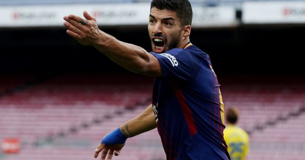 Foto: Luis Suárez reclamando al árbitro en el Barcelona - Las Palmas. (Reuters)