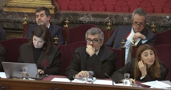 Foto: Captura de la señal institucional del TS del exconsejero de Interior de la Generalitat Joaquim Forn (arriba, d) y el expresidente de la ANC Jordi Sànchez (arriba, i); y los abogados Jordi Pina (abajo, c) y Marina Roig. (EFE)