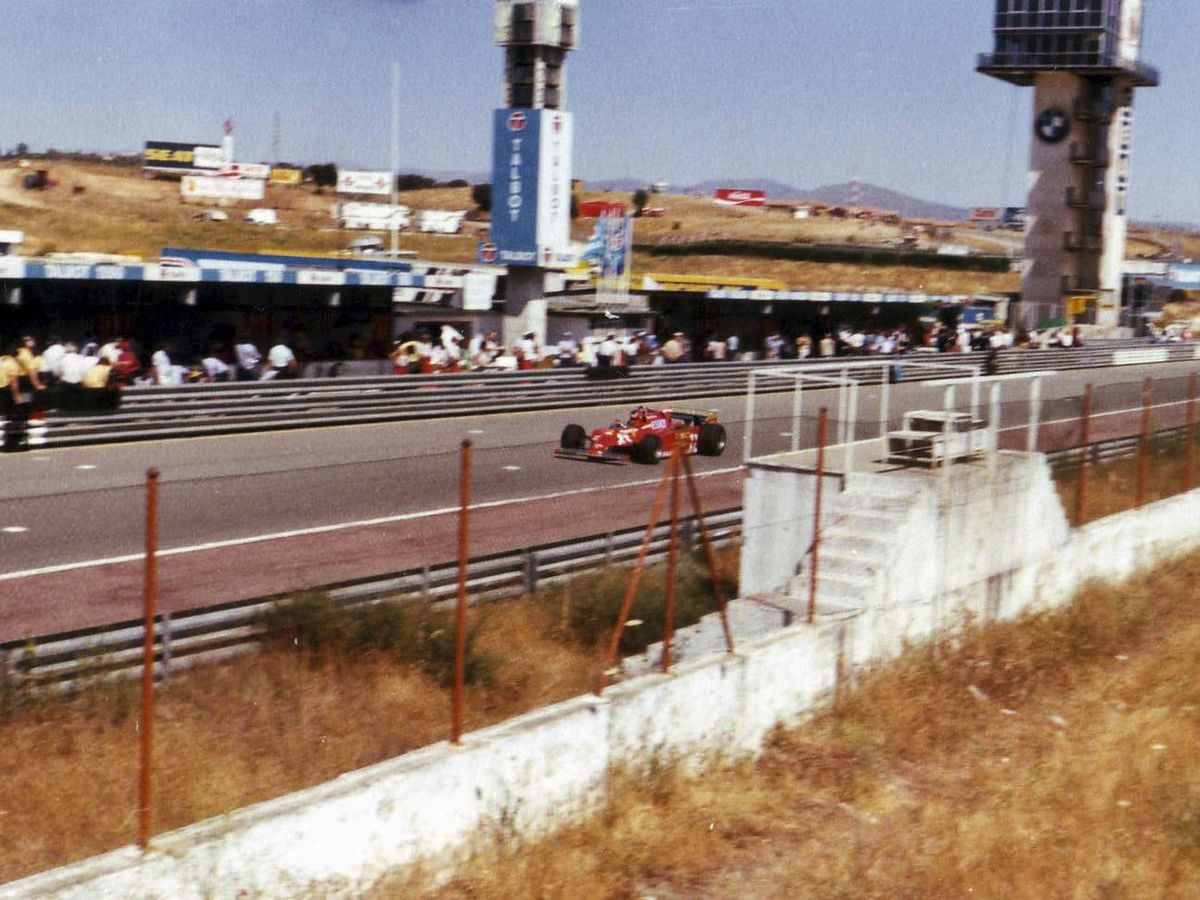 Foto: La recta del Jarama con el Ferrari de Villeneuve. (JR)