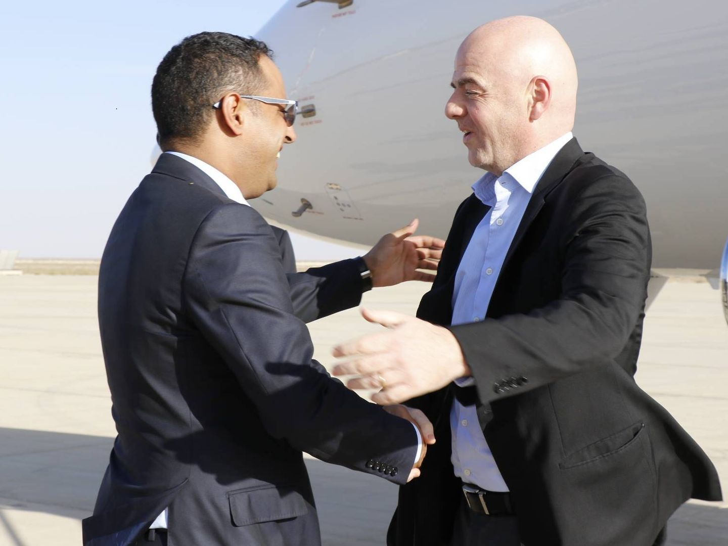 Gianni Infantino, con Ahmed Yahya a su llegada a Nouakchott, Mauritania, el 18 de febrero de 2018.