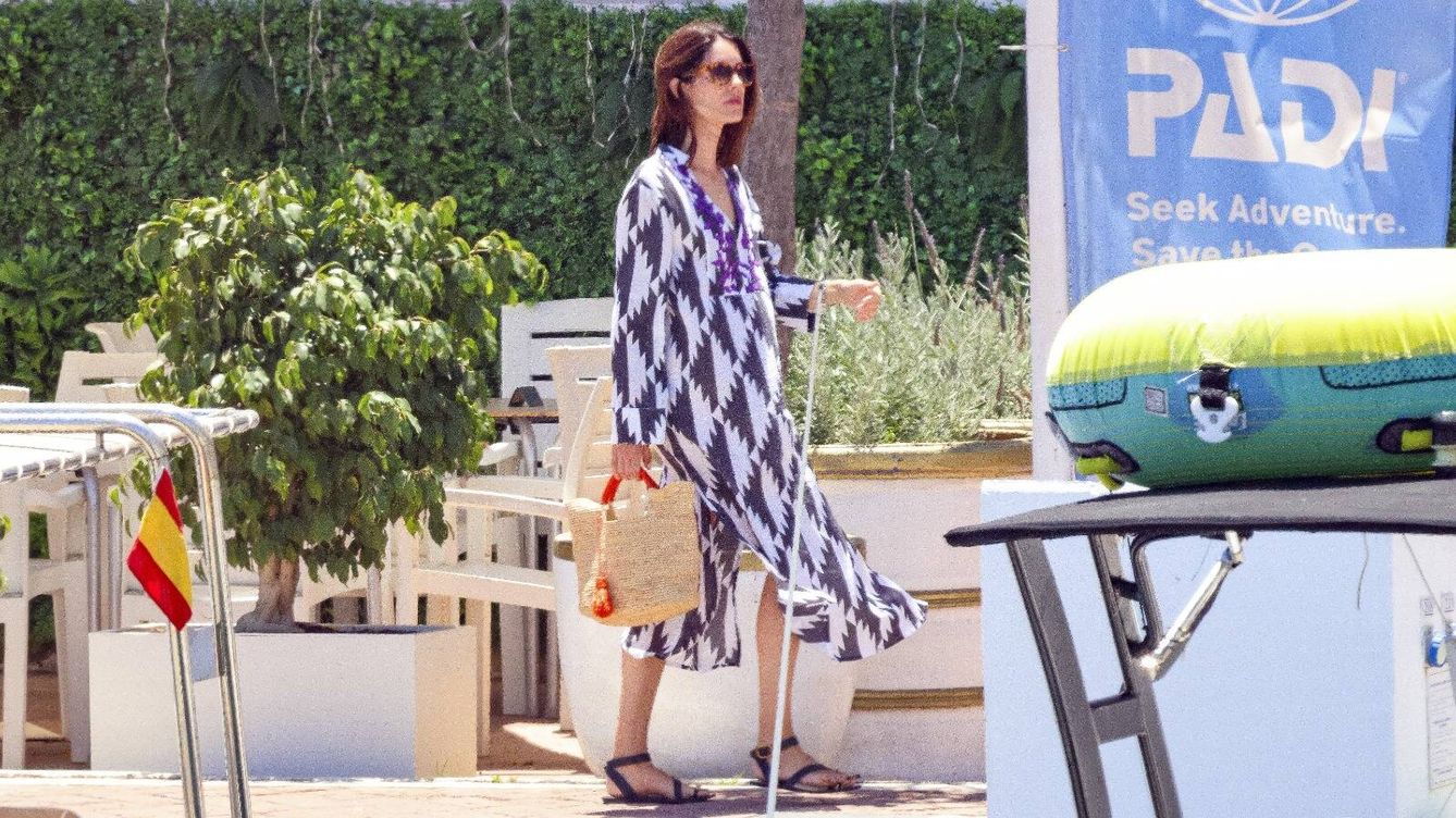 Caftán de original estampado y un bolso diseñado por una princesa: Sofía Palazuelo da la bienvenida al verano en Marbella