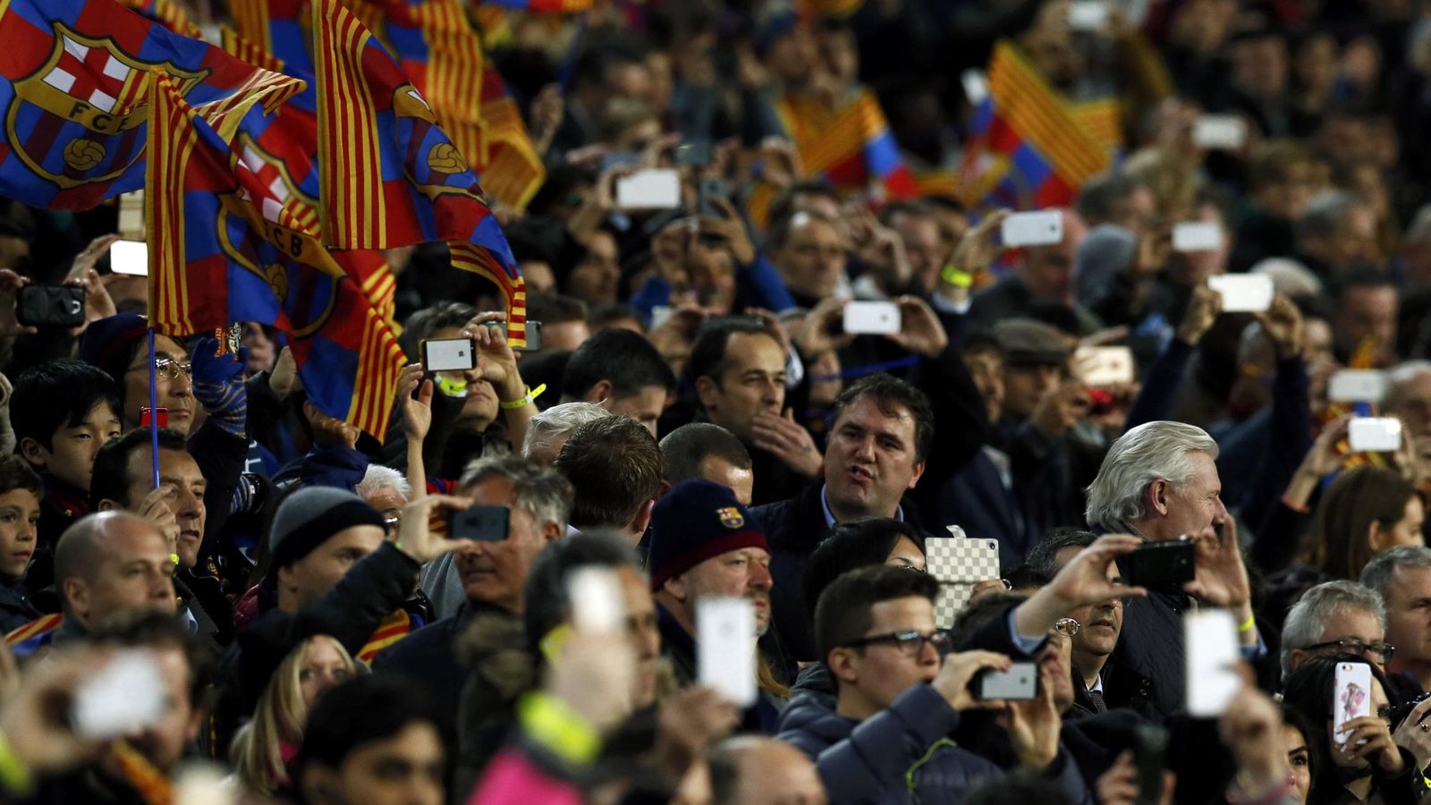 Foto: Aficionados del Barça usan sus móviles para tomar fotos en un partido (Foto: REUTERS/Albert Gea)