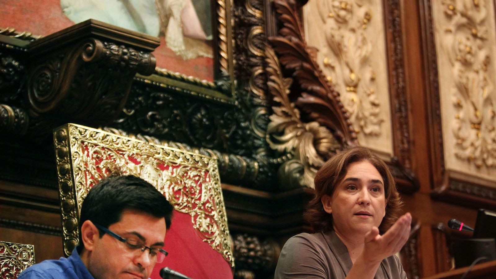 Foto:  La alcaldesa de Barcelona, Ada Colau, y el primer teniente alcalde, Gerardo Pisarello, durante el pleno del consistorio barcelonés (Efe)
