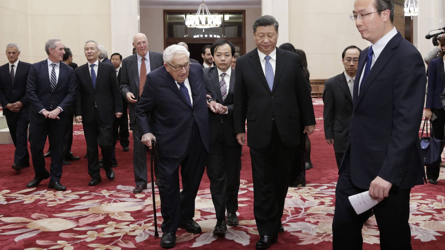 Henry Kissinger junto a Xi Jinping. (Getty)