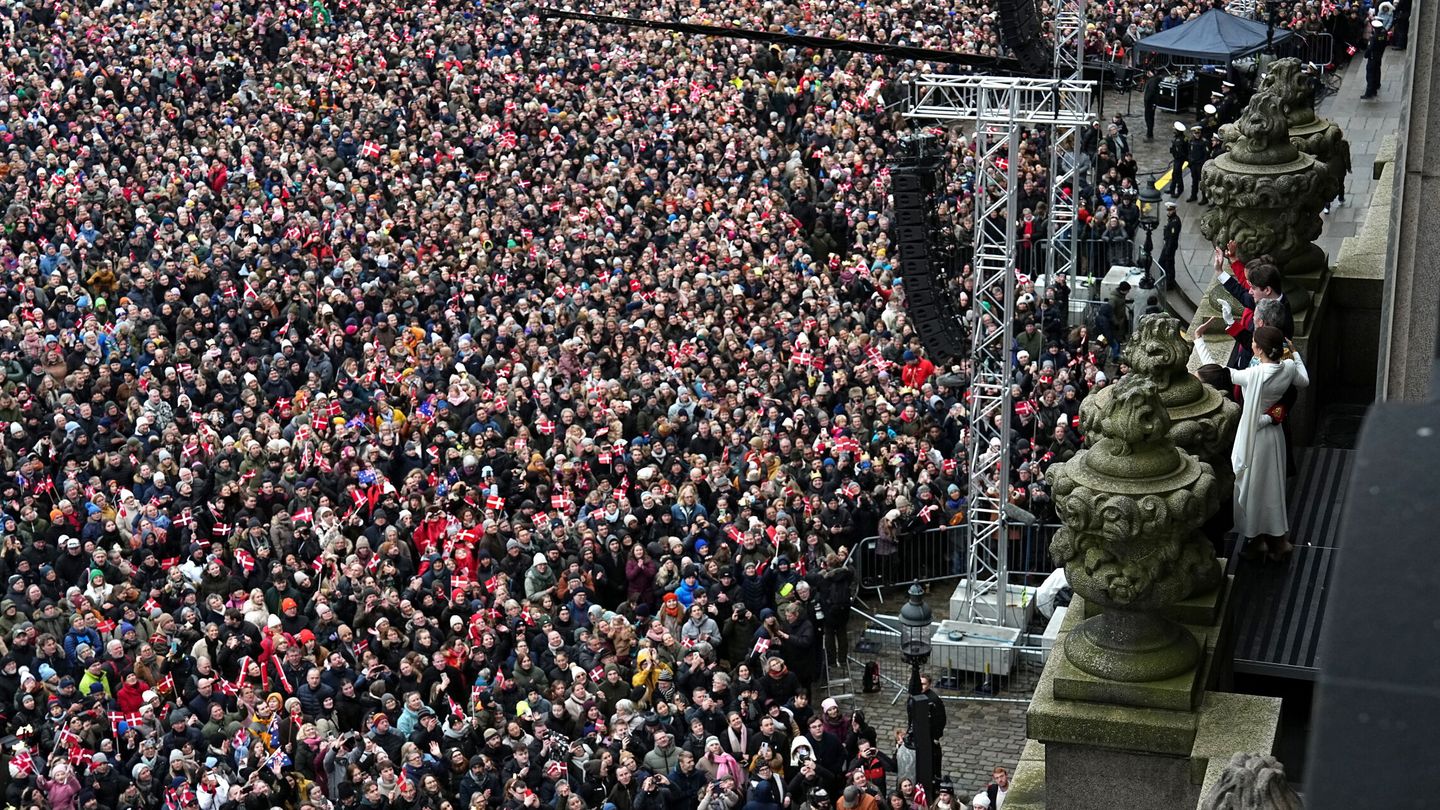 La multitud aclama en Copenhague a los nuevos reyes. (Reuters)