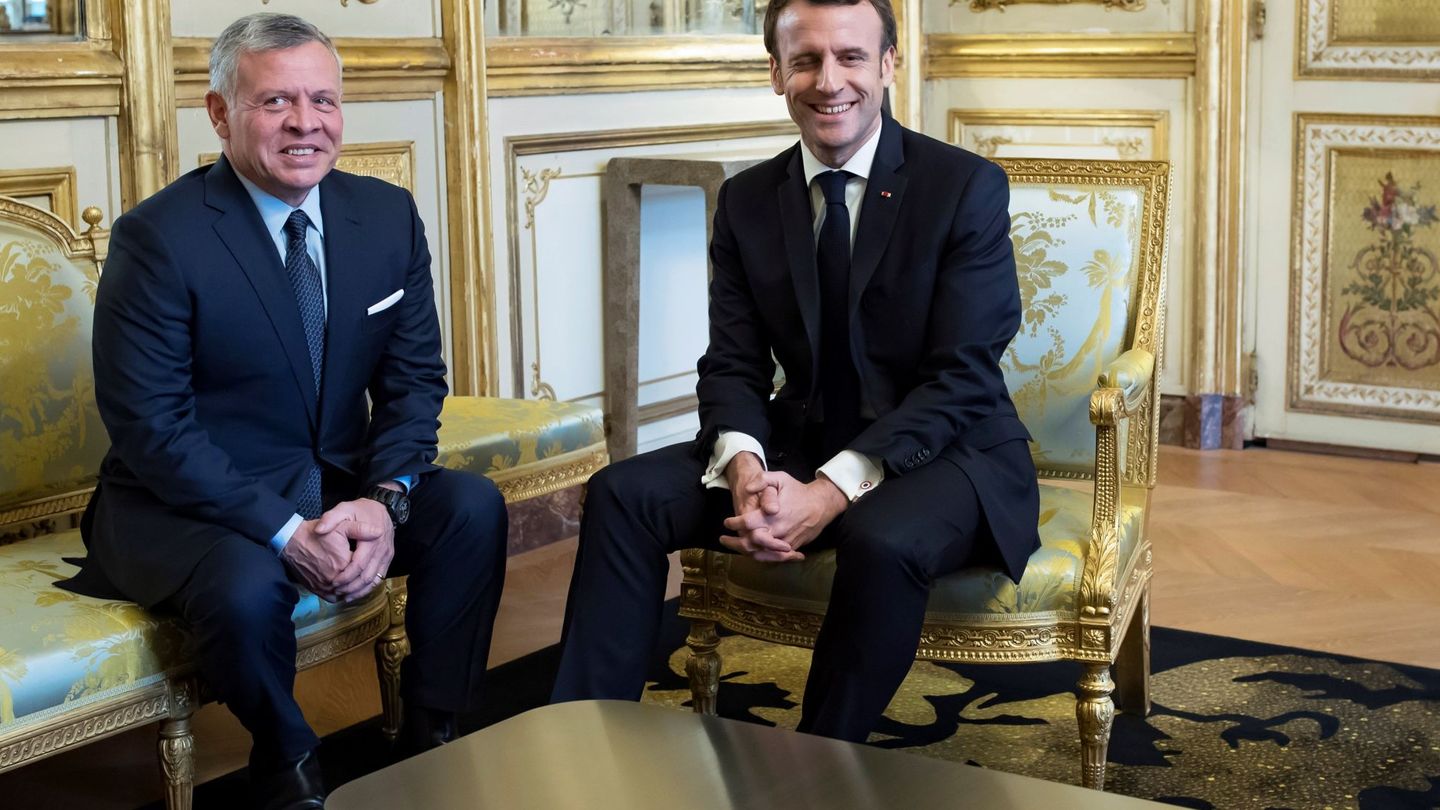 Abdalá de Jordania, con el presidente Macron. (EFE)
