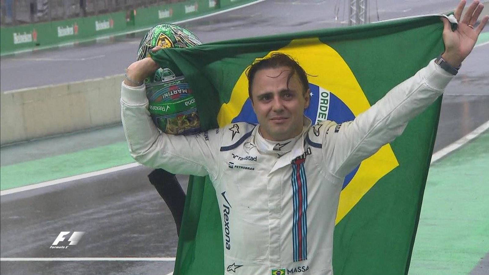 Foto: Felipe Massa en su retirada en Interlagos ante sus aficionados.
