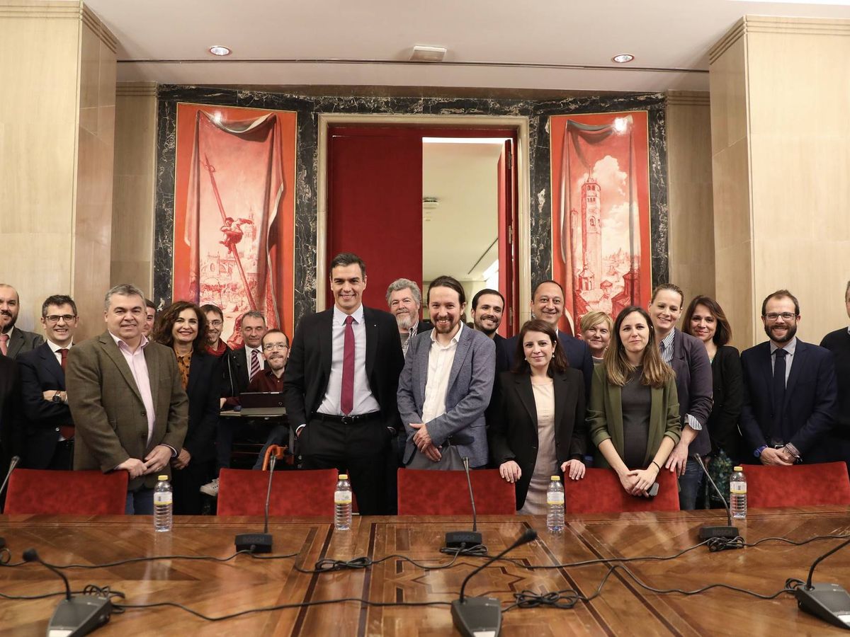 Foto: Foto de familia de Pedro Sánchez y Pablo Iglesias y sus equipos tras el cierre del Gobierno de coalición de PSOE y UP, este 30 de diciembre en el Congreso. (Inma Mesa | PSOE)