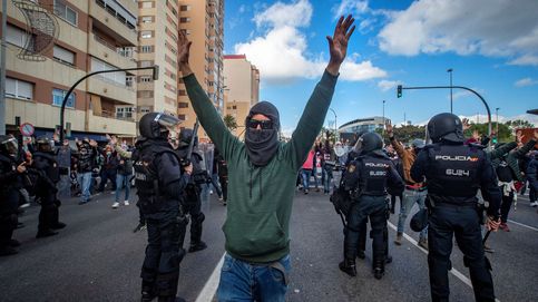 La manifestación del metal de Cádiz acaba en  graves disturbios y enfrentamientos