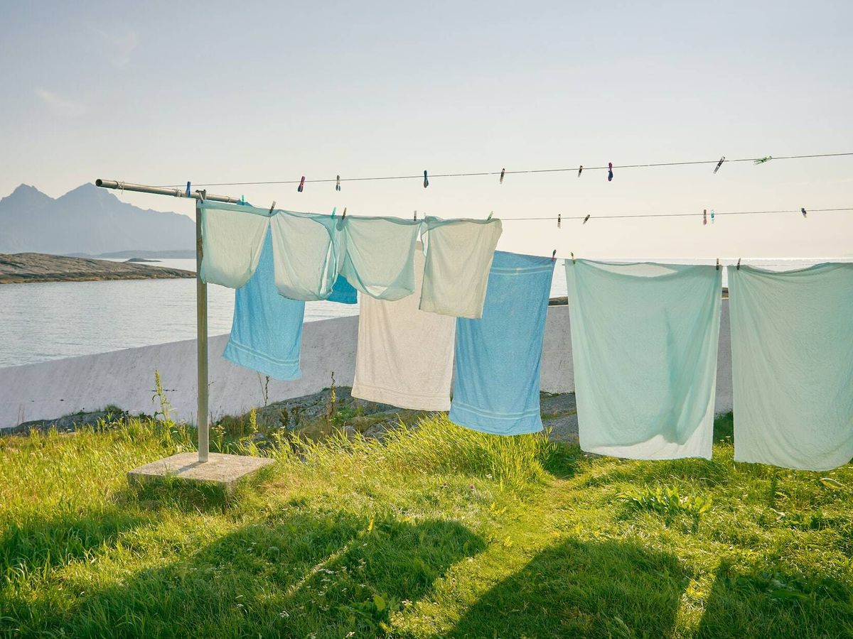 Foto: Cuanto más estirada y separada la ropa tendida, mejor (Vidar Nordli-Mathisen para Unsplash)