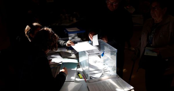 Foto: Un ciudadano deposita su voto en una urna (Efe)