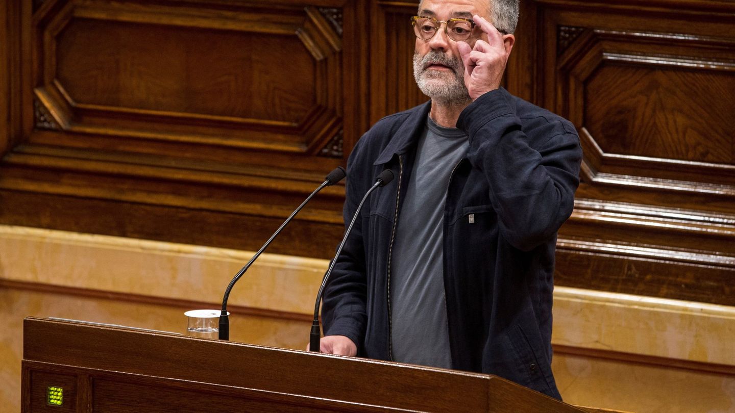 Carles Riera durante su discurso en el pleno de investidura del candidato. (EFE) 