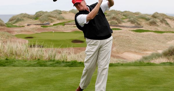 Foto: El presidente de Estados Unidos, Donald Trump, jugando al golf. (Reuters)