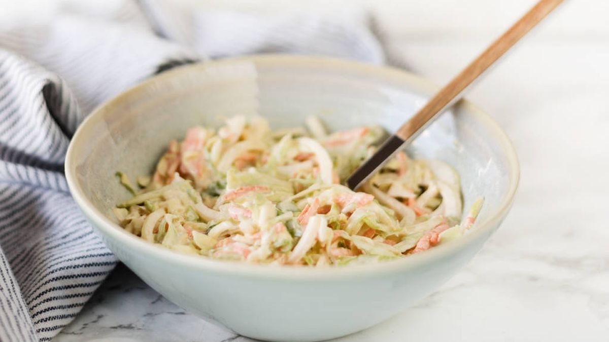 Vídeo-receta: una sana ensalada coleslaw, hortalizas cremosas