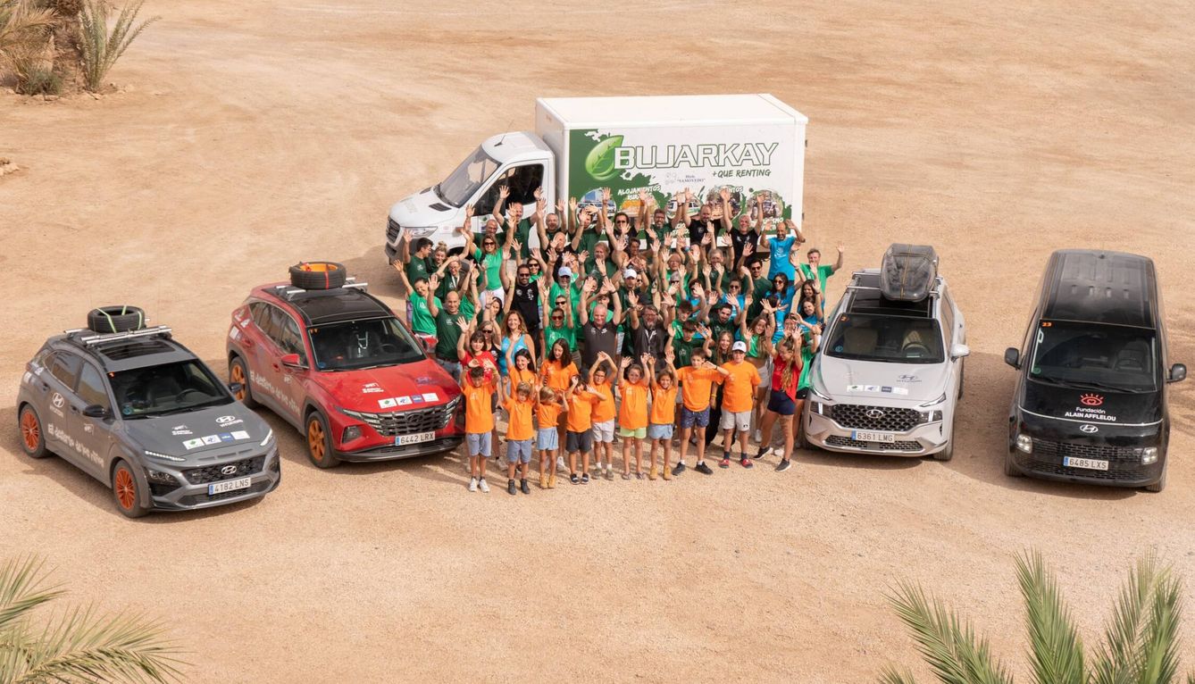 Foto de familia con todos los miembros de la caravana de 'El Desierto de los Niños'.