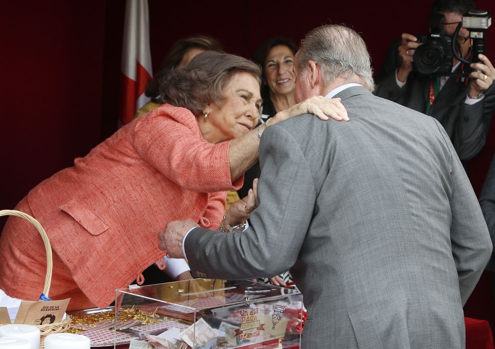 Foto: La reina Doña Sofía y el rey Don Juan Carlos durante el Día de la Banderita (Gtres)